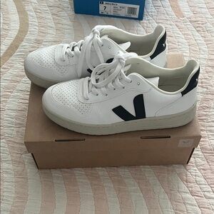 Veja Women’s V-10 CWL Size US7